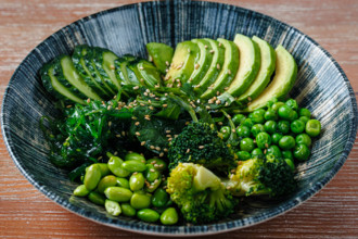 Зелёный салат с брокколи и авокадо,