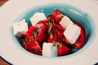 Салат с томатами и сыром фета