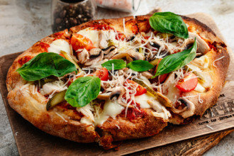 Римская пицца с курицей и грибами